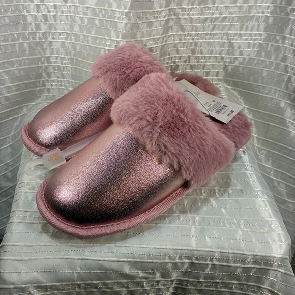 Auden Metallic Faux Leather Slippers Pink Fuzzy Cozy Womens Size S 5/6 New - Picture 1 of 8